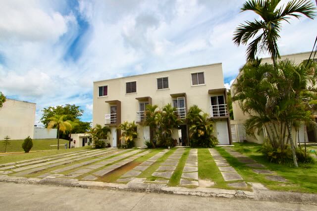 VENDO CASA TIPO TOWN HOUSE EN LA JACOBO MAJLUTA en República Dominicana