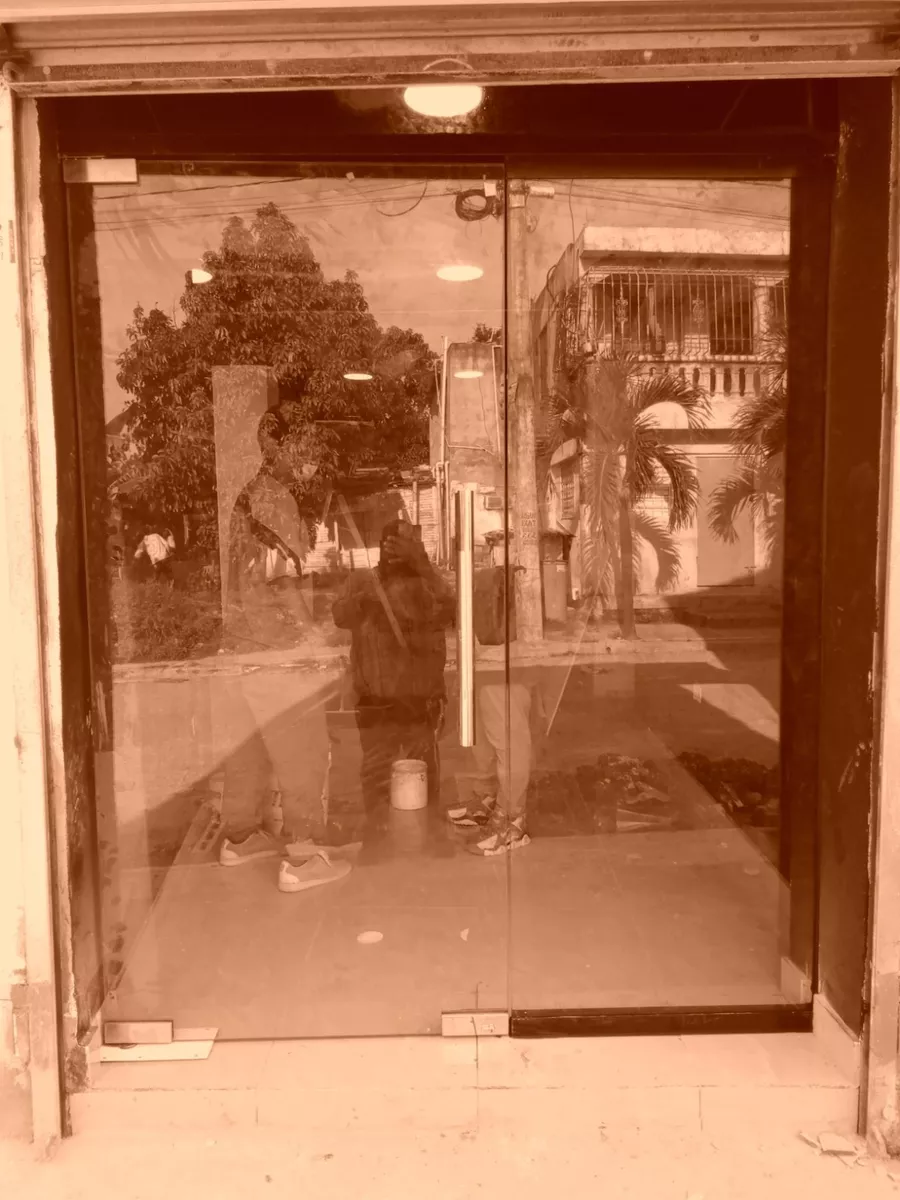 Puertas Flotantes Comerciales De Cristal Y Aluminio