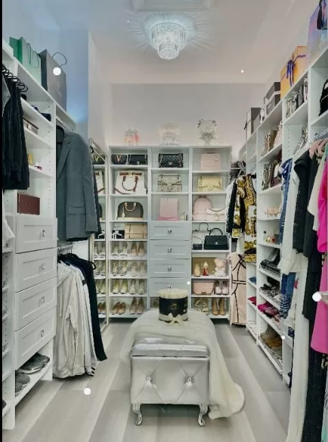 Walking Closet.