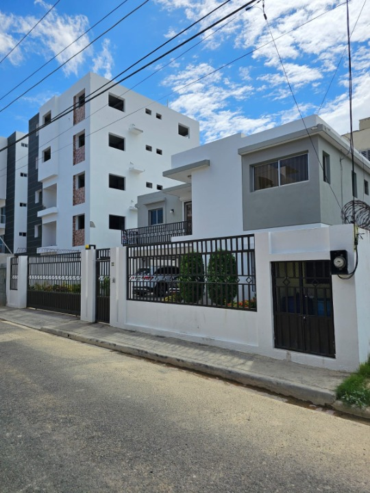 Casa en Venta de 2 niveles en Prado Oriental, Autopista de San Isidro, Santo Domingo Este.