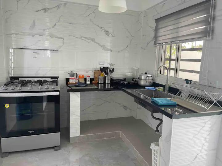 Casa en renta de 2 niveles en la zona Oriental, Residencial Amalia, Autopista de San Isidro, Santo Domingo Este.