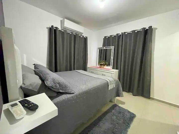 Casa en renta de 2 niveles en la zona Oriental, Residencial Amalia, Autopista de San Isidro, Santo Domingo Este.
