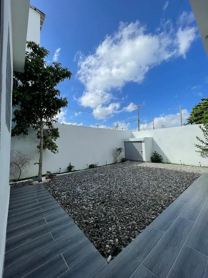 Casa en renta de 2 niveles en la zona Oriental, Residencial Amalia, Autopista de San Isidro, Santo Domingo Este.