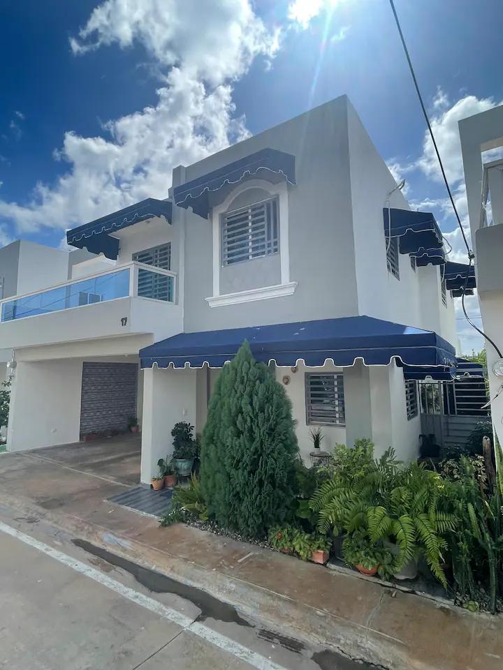 Casa en renta de 2 niveles en la zona Oriental, Residencial Amalia, Autopista de San Isidro, Santo Domingo Este.