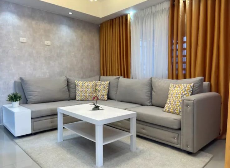 Casa en renta de 2 niveles en la zona Oriental, Residencial Amalia, Autopista de San Isidro, Santo Domingo Este.
