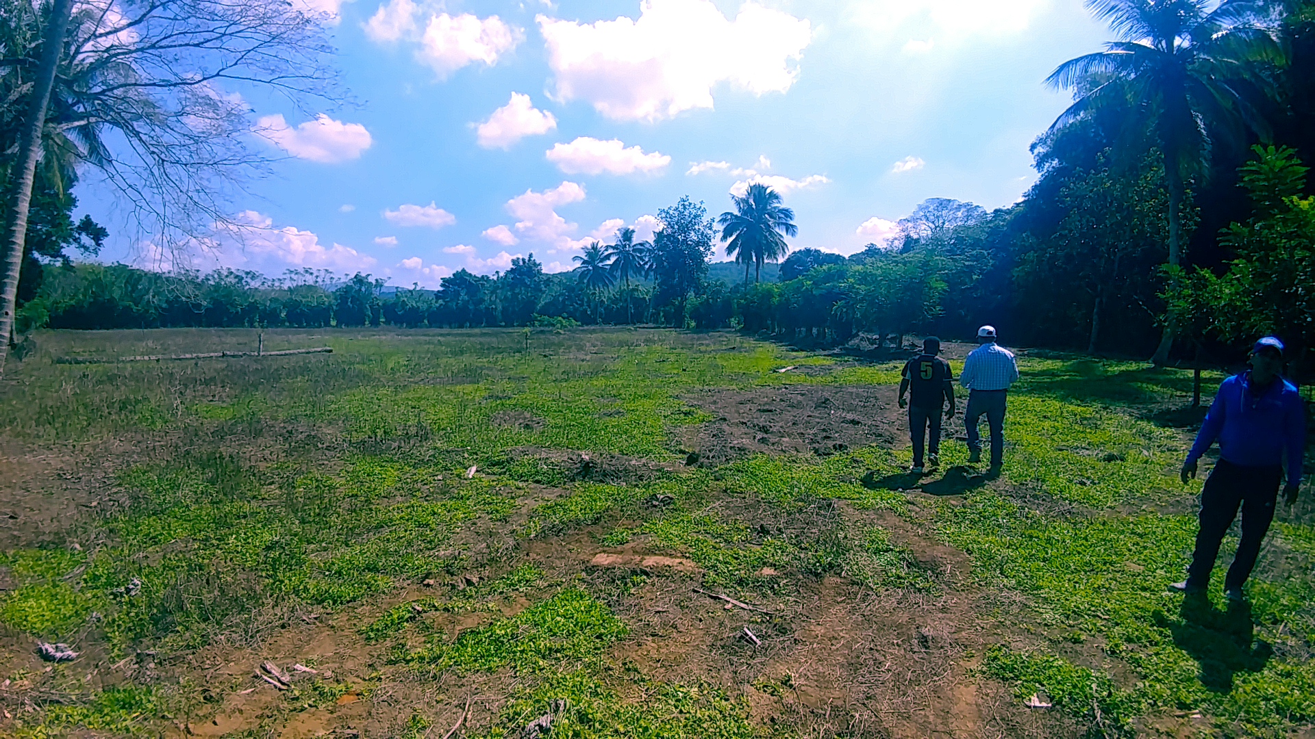 Excelente Solar de 878 metros en La Colonia, Bonao. con acceso al río en República Dominicana
