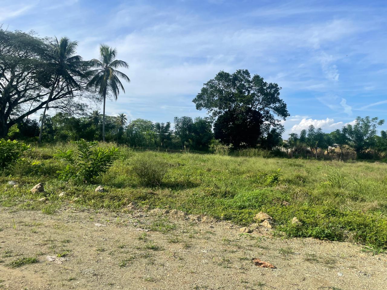 Excelente Solar de 878 metros en La Colonia, Bonao. con acceso al río en República Dominicana