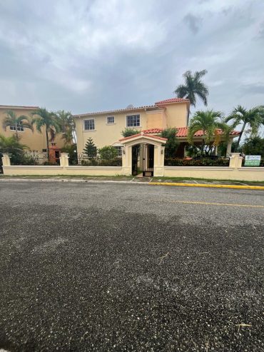 Casa en venta en Arroyo Manzano, Santo Domingo, Distrito Nacional.